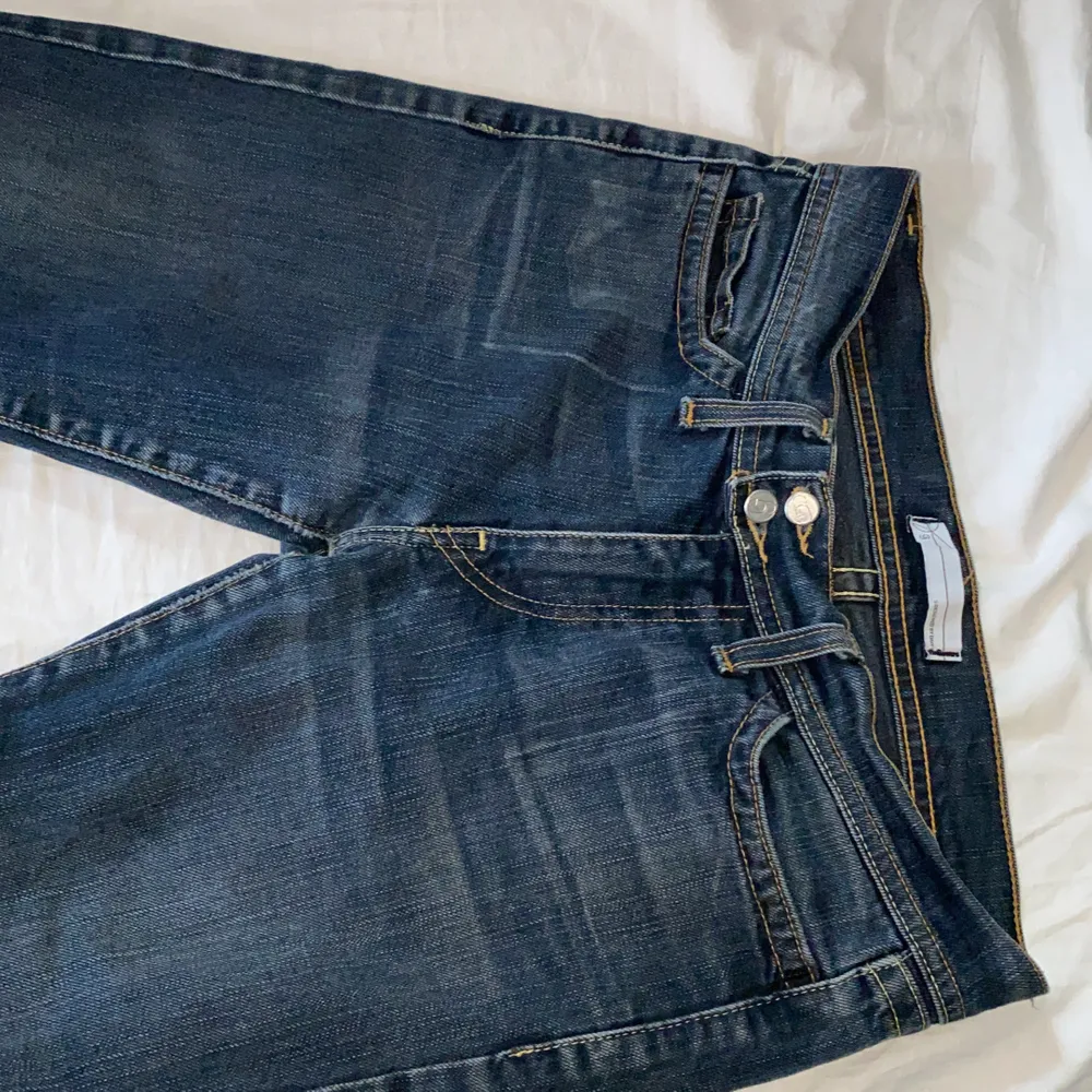 Ett par lågmidjade jeans med bootcut nedtill, säljs för jag ej gillar lågmidjat. Passar runt 153/157 längden! . Jeans & Byxor.