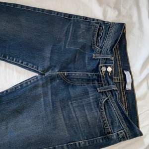 Ett par lågmidjade jeans med bootcut nedtill, säljs för jag ej gillar lågmidjat. Passar runt 153/157 längden! 