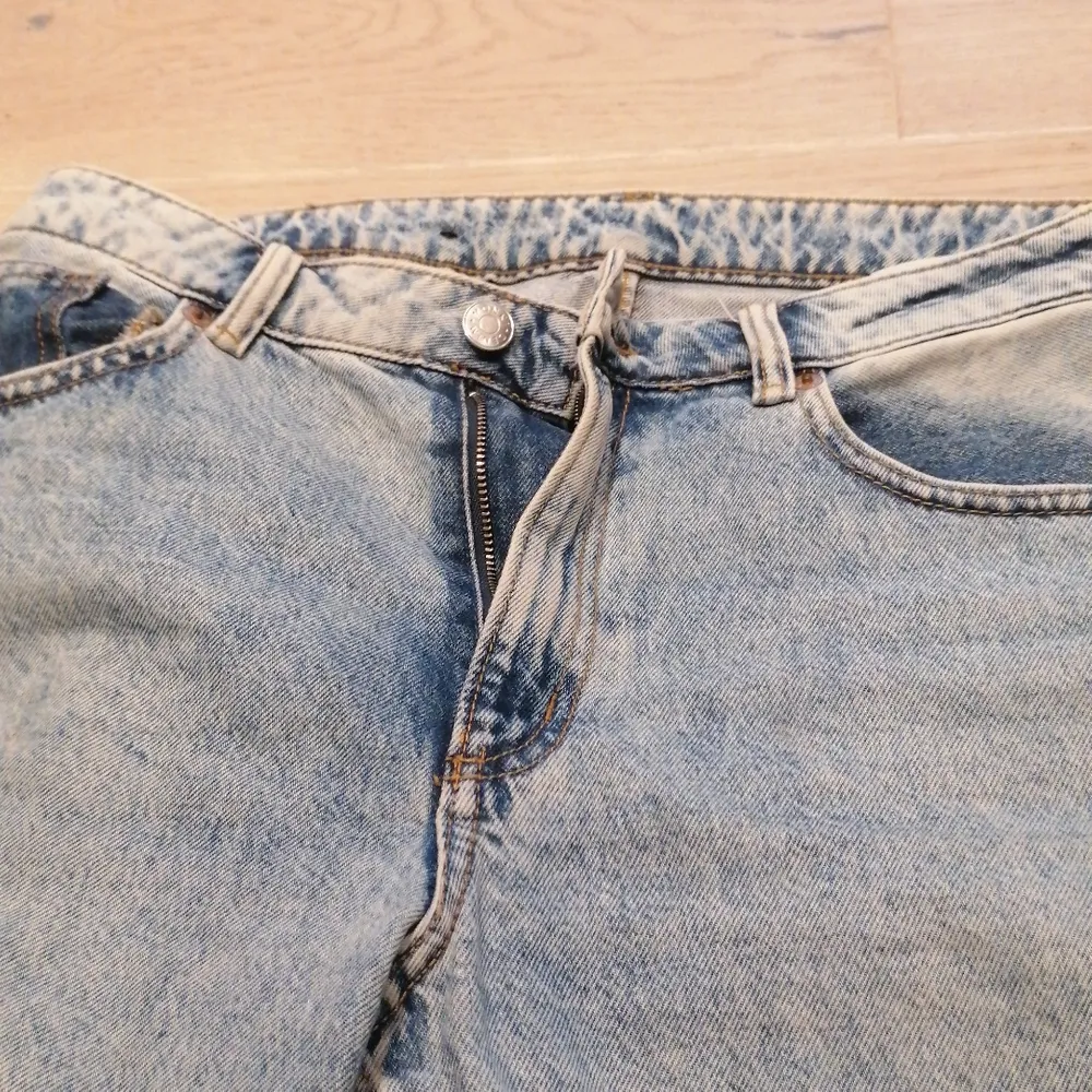 Snygga urtvättade jeans från Monki strl 28 ✨ frakt tillkommer . Jeans & Byxor.