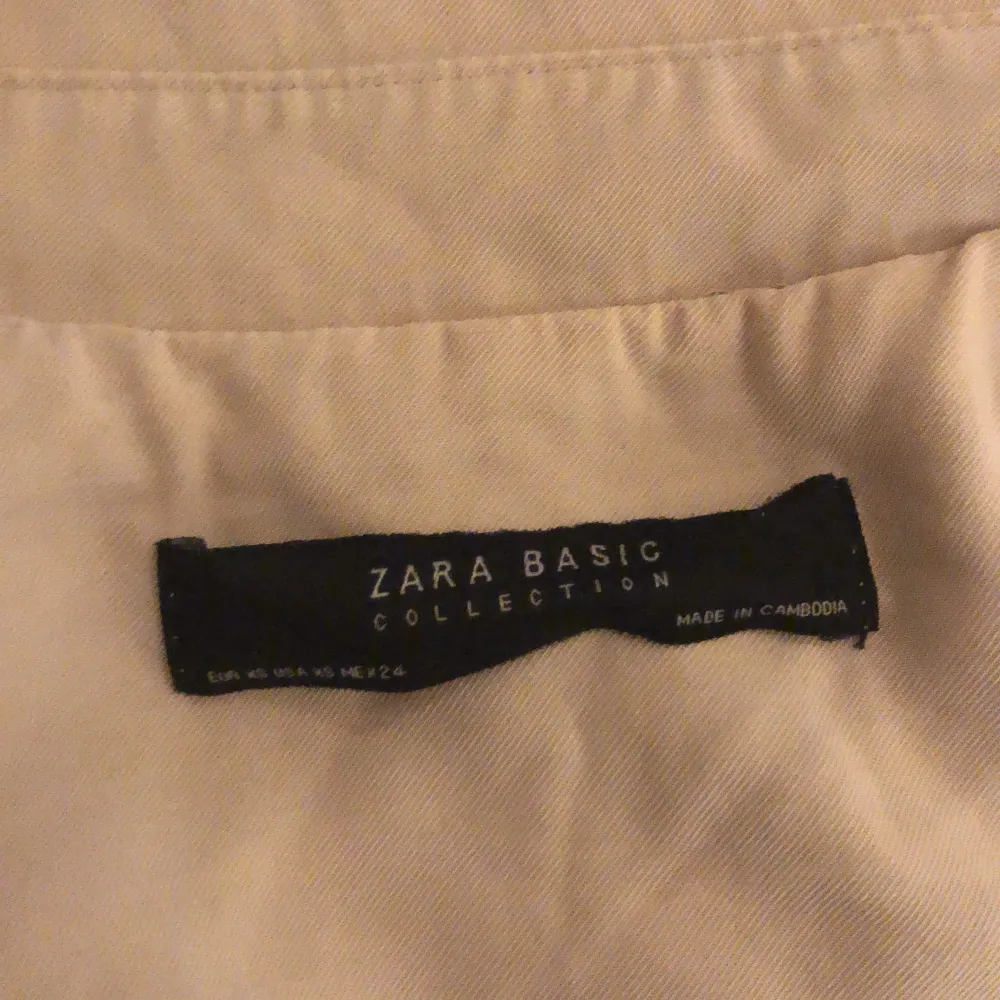 Jacka från Zara storlek XS (passar även de med storlek S).  Använd några gånger. Jackan är mycket ljusare i verkligheten.. Jackor.