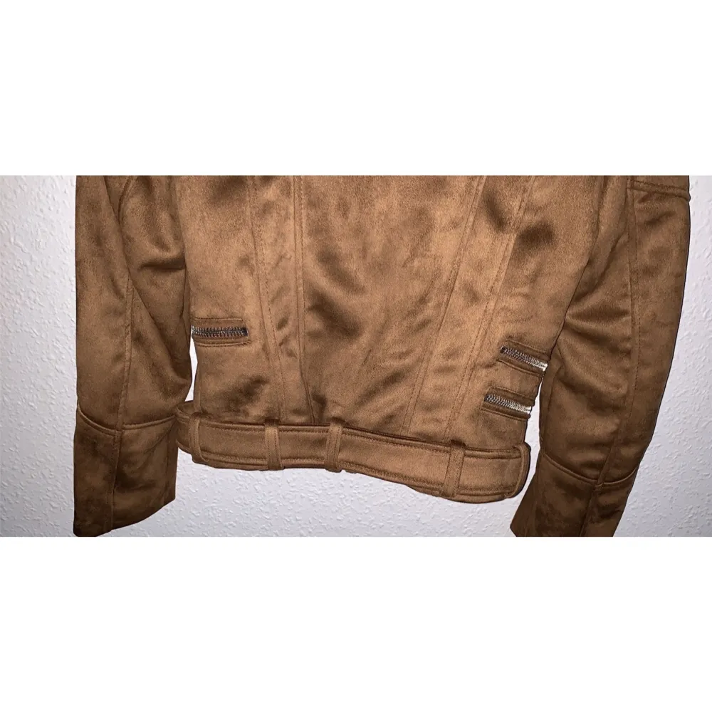 A lovely spring jacket that has a nice brown color that can go to any kind of sweater inside.  Not used before and comes with price tag. Jackor.