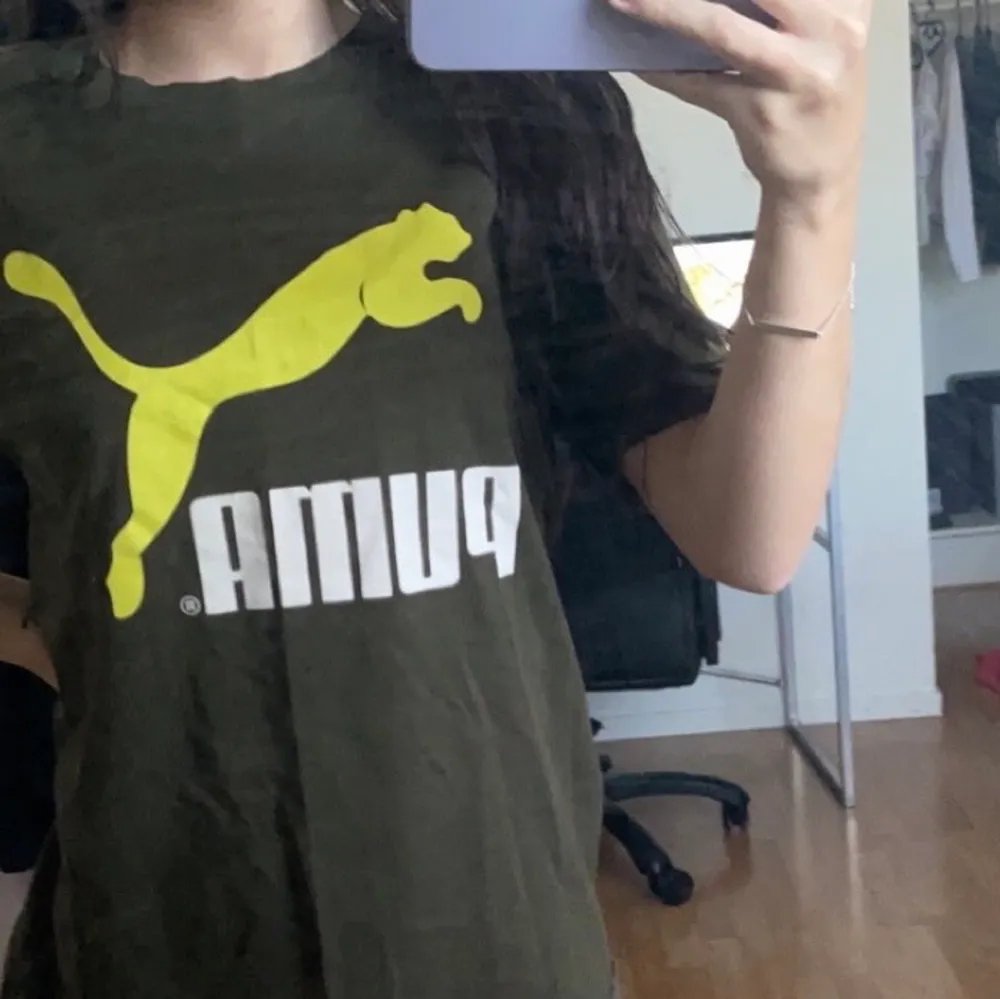 Säljer min gröna Puma T-shirt, knappt använd. . T-shirts.