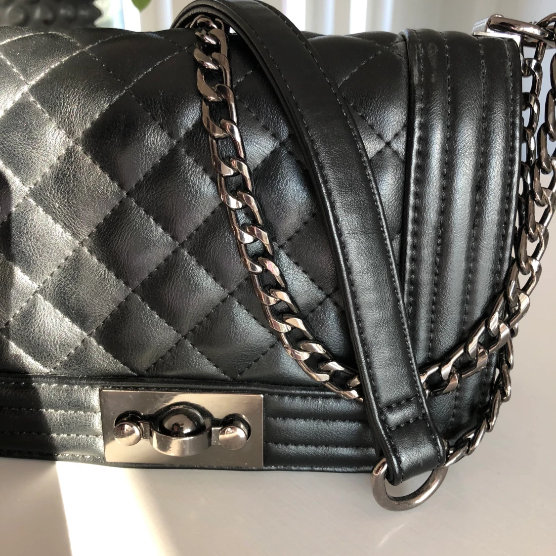 Svart axelremsväska