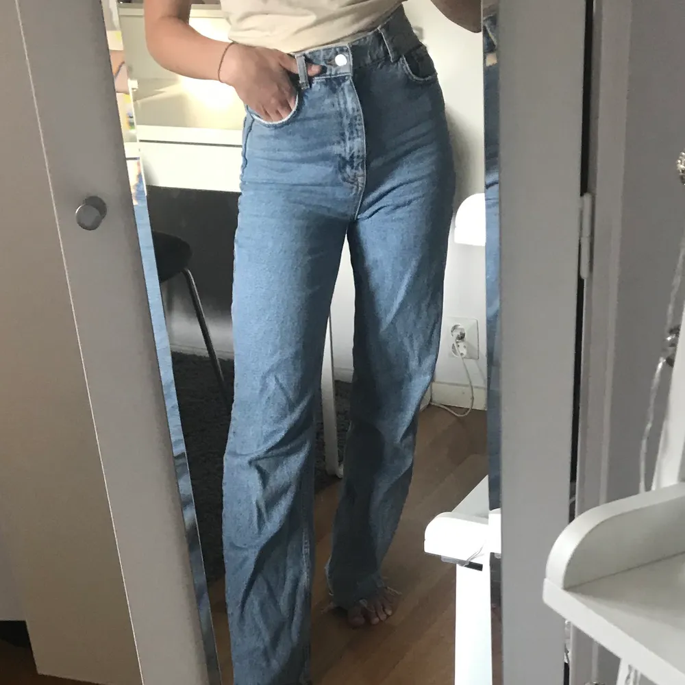 Säljer mina wide jeans från zara i inprincip nyskick, använda ca 5 gånger🧚🏼‍♀️ säljer då jag inte tycker att modellen  passar på mig men de är supersköna och så snygga, passar till allt. De är helt slutsålda och i storlek 34, möjligtvis lite större. Buda!. Jeans & Byxor.