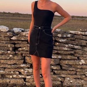 Oneshoulderlinne - Jättefint linne från hm i storlek S. Passar även XS! Bra skick och nästan aldrig använt🖤