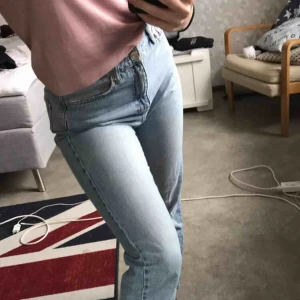  - Superfina ljusblåa jeans som tyvärr inte kommer till användning Frakt tillkommer, buda!!!✨✨✨