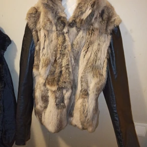 Hollies skinn/pälsjacka - Mkt fin. Inget slitage. Svårt att få bra på bild. 