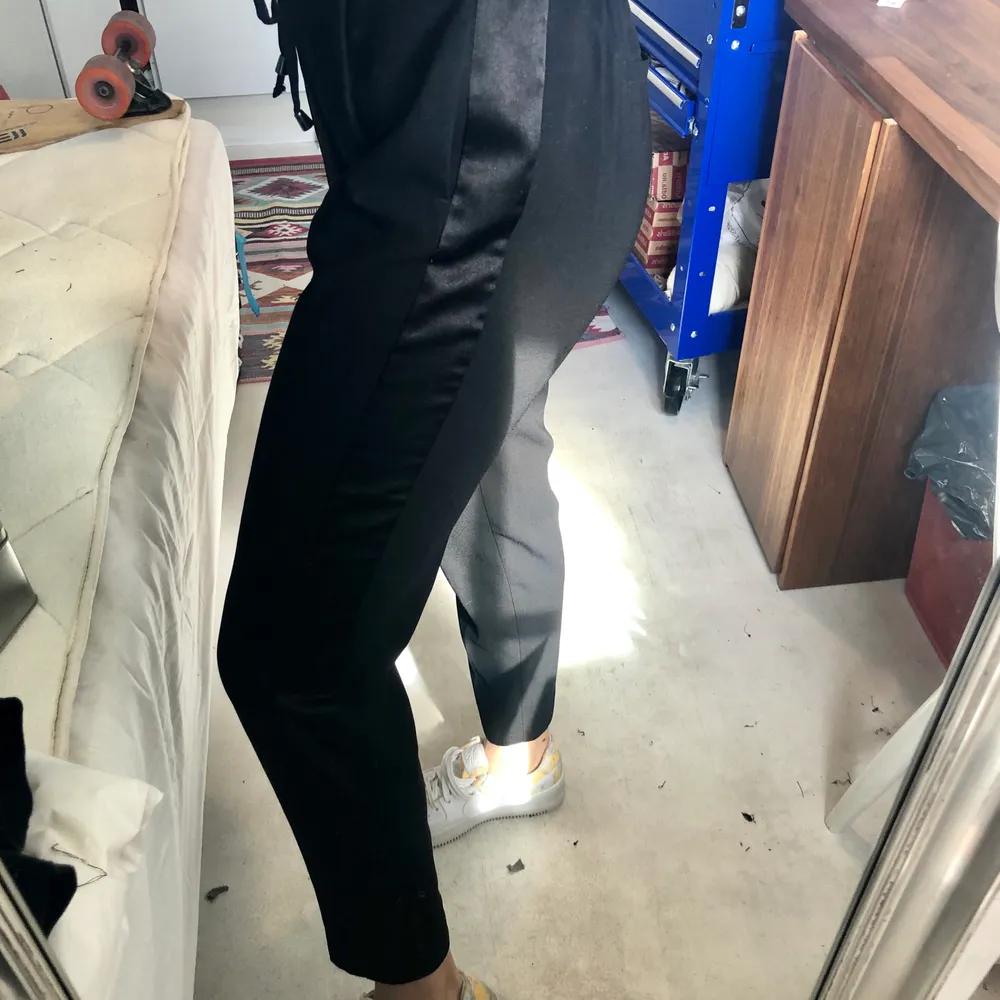 Svarta byxor, väldigt fina och väldigt sköna! Glansig rand på sidorna och snörning i midjan. Från New Look. Fri frakt!. Jeans & Byxor.