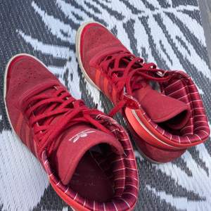 Snygga röda Adidas från Sleek Series i storlek 40 (se bild på etikett i skon). Som nya invändigt och mycket gott skick utvändigt. 