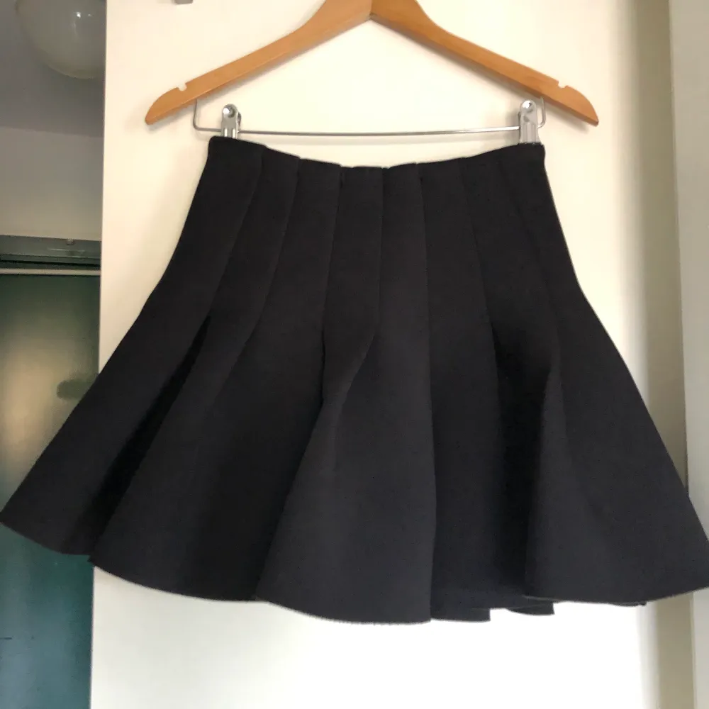 Mycket sparsamt använd kjol från H&M trend 36/38. Kjolar.
