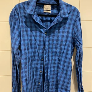 Zara herr skjorta XL - Märke: Zara Man Storlek: XL Modell: Slim Fit Färg: Blå Material: 100% Bomull  Nästan som nytt. I mycket bra skick, inga tecken på slitage! Frakt  55kr Samfraktar givetvis