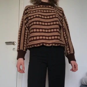 Tjocktröja - Skitmysigt tjocktröja. Ganska tunn men rymlig, och hänger på ett fint sätt. Spara den till hösten!