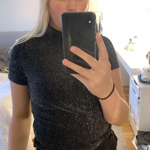 Glittertröja från monki - Fin tröja i bra skick från monki, frakt är inräknat i priset 