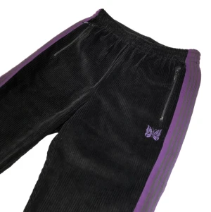 Needles Corduroy Byxor - Säljer dessa Needles Corduroy Byxor, Manchester tyg med lila ränder, Condition 8/10, (Första bilden är inte min egna!) Köpta för 3000 kr, Buda på!!💞 GRATIS FRAKT‼️