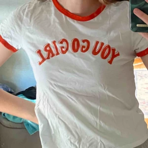  - Populär tröja från monki med texten ”you go girl”🧡 aldrig använd utan har legat i min garderob i snart 1 år (därav att den är så skrynklig) 