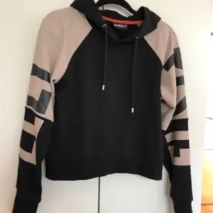 En helt oanvänd hoodie från Ellie Pistol! Cool tröja i ett väldigt bra skick. Det är storlek XL men den är liten i storleken så passar från S till L beroende på hur man vill att den ska sitta. Frakten ingår i priset!💗