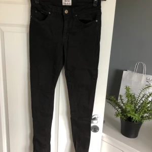 Acne Studio - Svarta Acne Studio jeans. Fint använt skick. Storlek 27/32