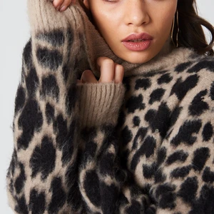 Leo-sweater från NA-KD - Supermysig stickad tröja från NA-KD! Näst intill oanvänd vilket är så synd för den är så fin!! Nypris 399 kr. Den är oversizes och passar XS-M skulle jag säga! 