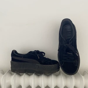 Fenty x Puma by Rihanna - Fenty puma skor- knappt använda- säljer pga fel storlek- nypris: 1200kr ca🌞 -betalas via Swish- frakt ingår🌞