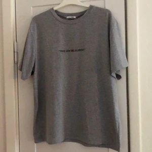This Aint Laurent t-shirt - T-shirt från FashionNova. Strl M, men är overzise så kan även passa en S eller L. 75kr (köparen står för frakt)