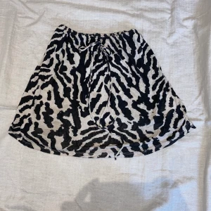 Kjol - Tunn tyg skjol från Gina tricot. Storlek xs. Längden är ovanför knäna