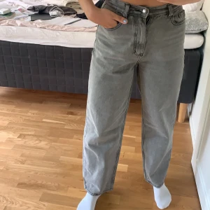 Ljusgrå jeans från missguided  - ljusgrå jeans från missguided i storlek 36/S. Aldrig använda. Aningen korta på mig som är 171 cm på bilden passar perfekt på någon som är någon cm kortare. Nypris 350kr. Köparen står för frakten! (63kr)