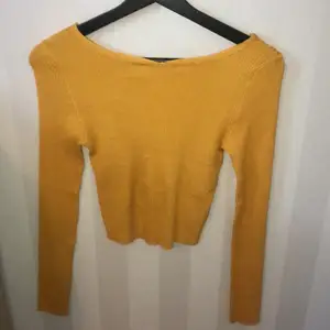 En brun orange tröja som har öppet i ryggen ( se sista bilden)💕helt oanvänd, bara legat i gaderoben i 1 år! Väldigt stretchig tröja som går att ha om man har en större storlek.