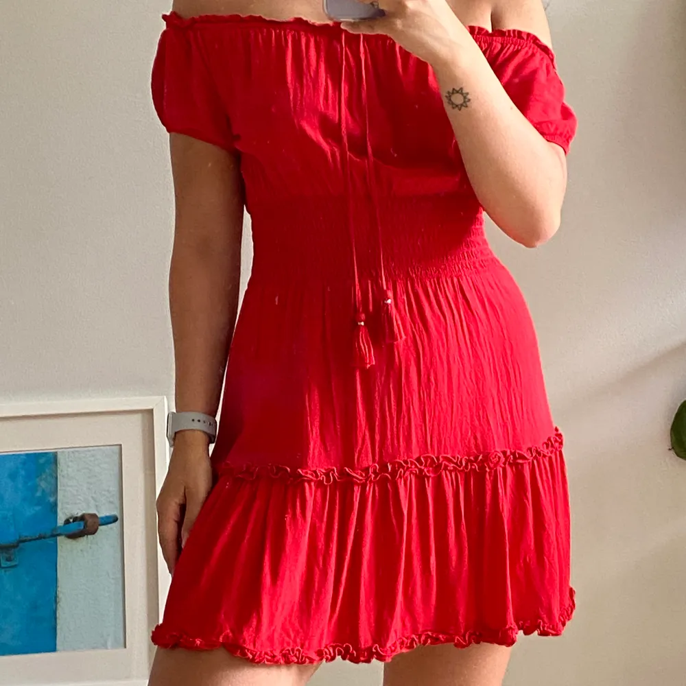 Röd klänning från abercrombie. Köpt i usa för 600kr. Kommer ej tillanvändning. Skriv om ni har frågor 💖. Klänningar.