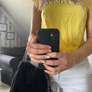 Lemonade t-shirt - Snygg t-shirt från Lindex. Storlek 146/152 men passar perfekt på mig som har XS/S. Inte använd mycket vilket resulterar till fint skick. Köparen står för frakten ❣️