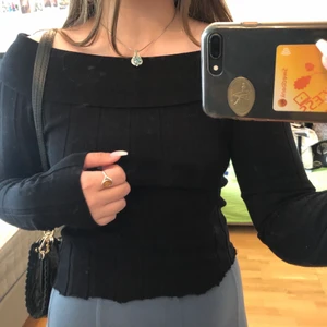 Svart offshoulder🖤 - Superduperfin offshoulder tröja i svart🖤 offshoulder tyget är reglerbart och man väljer själv hur långt ner man vill ha den! Aldrig använd eftersom jag tycker att den inte sitter särskilt bra på mig, hoppas någon annan får nytta av denna fina toppen💕 S-M