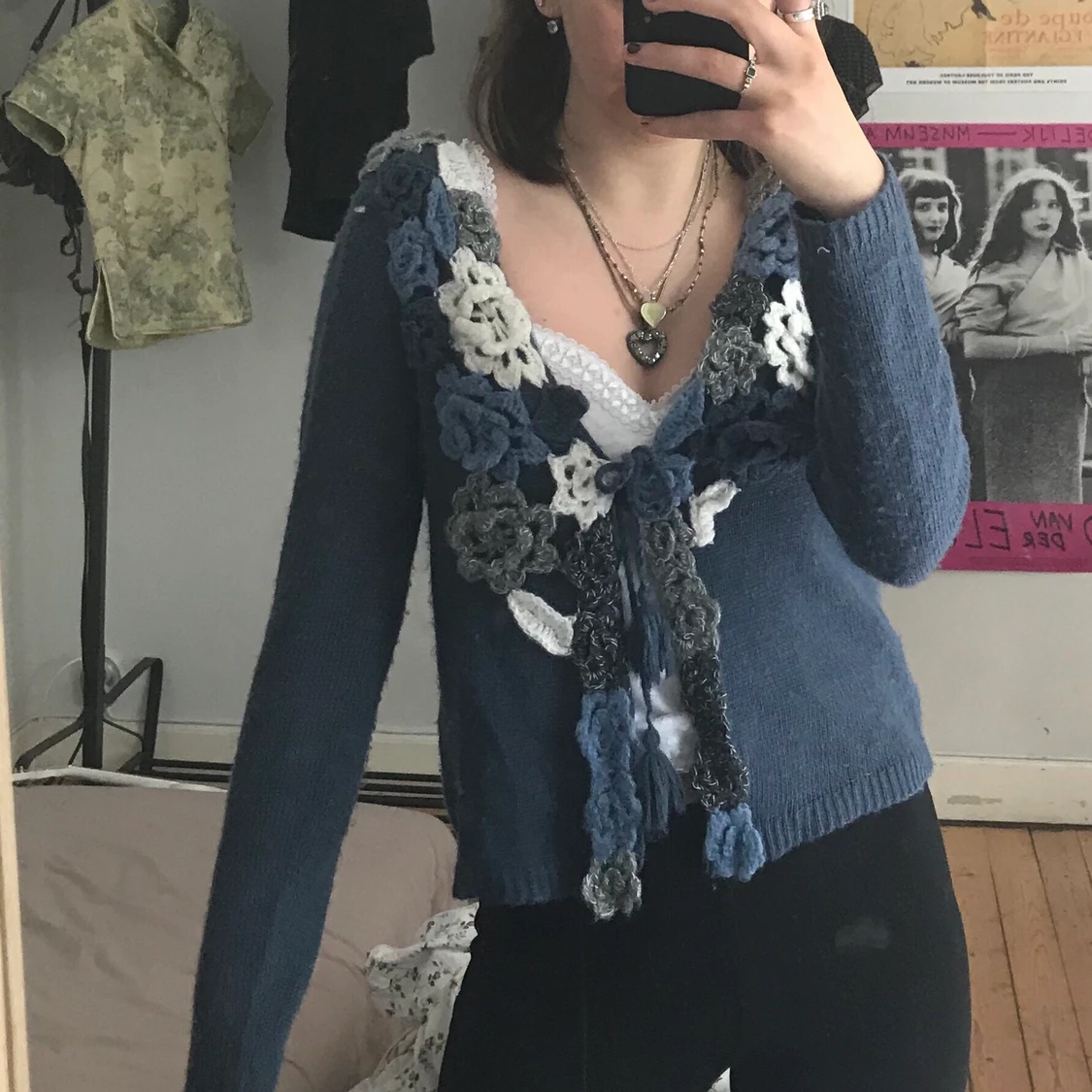 Blå stickad kofta med blommor💙