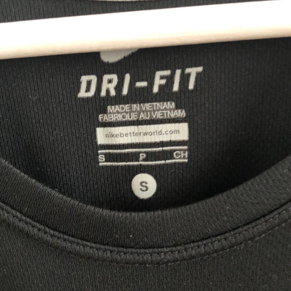 PRIS KAN DISKUTERAS✨                     Svart sporttopp från Nike. Det finns några få noppror på framsidan av tröjan, men det är inget som märks av. DM om du har några funderingar✨. Toppar.