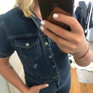  - Säljer denna supercoola jeans jumpsuiten från boohoo.  storlek 42 men VÄLDIGT liten i storlek så skulle säga att det är typ en 36-38. Som ni ser sitter den ganska tight på mig och jag har strl 40 och är 174 cm. Den är aldrig använd och har prislapp kvar. 