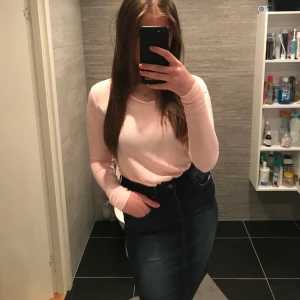 Hollister tröja i storlek XS  - En superbra och bekväm tröja som är i storlek XS men jag skulle säga att den passar till S/M också. Har aldrig använt den endast testat. (Köparen står för frakt) nypris 300