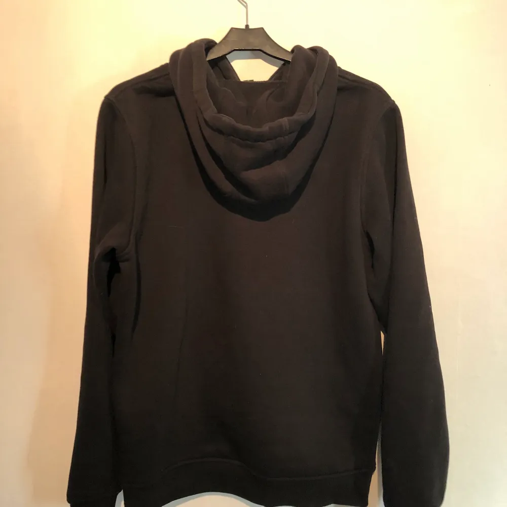 En 2Pac hoodie i storlek S! Har köpt den på Junkyard, använd ca 3 gånger!!☺️ säljes för 250 kr + frakt 🥰. Tröjor & Koftor.