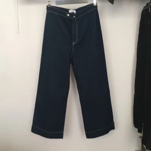 jeans från & other stories strl 42 - Oanvända högmidjade jeans med vida ben från & other stories i strl 42.                                                                  Möts upp i Sthlm annars står köparen för frakt.