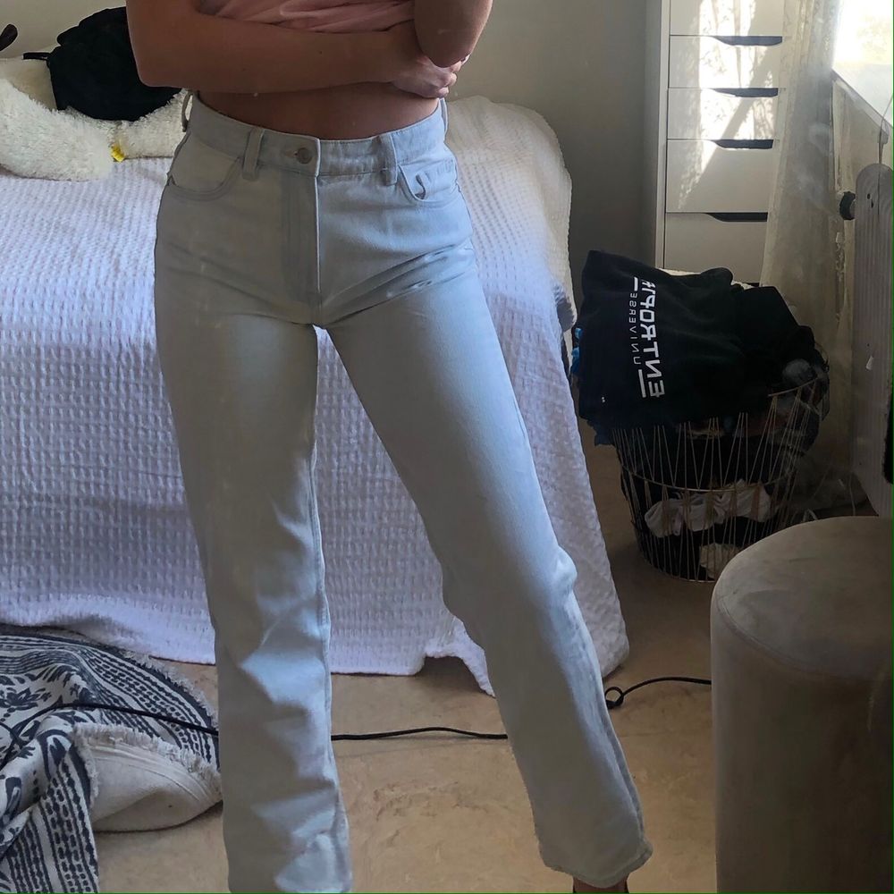 Ljusblåa jeans från zara storlek: 34. Jeans & Byxor.