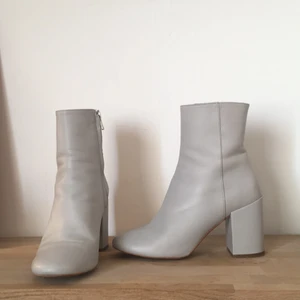 Stövlett från & Other Stories strl 39 - Ljusgråa stövletter från & other stories, andvända ett fåtal gånger. Lite slitna precis vid sulan men inget märkbart. Möts upp i Sthlm annars står köparen för frakt