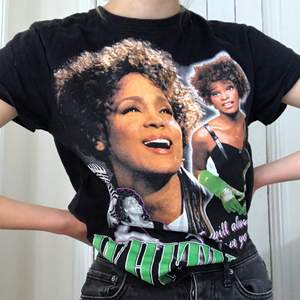 Säljer min älskade limited edition Whitney Houston t-shirt från Carlings! Använd några enstaka gånger men så satans snygg, bra kvalitet. Frakt tillkommer på ca 15 kr <3