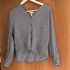 Randig sommarblus - Väldigt luftig, perfekt nu när det börjar bli varmare men fortfarande vill skydda axlarna. I gott skick! Väldigt liten i storleken, skulle passa någon som är 38-40. Säljer pga. För liten runt bysten.