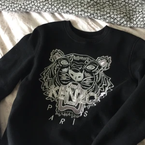 Kenzo tröja i storlek S - Säljer min väldigt omtyckta kenzo tröja. Kontakta mig för fler bilder! (Under kanten är bortklippt)
