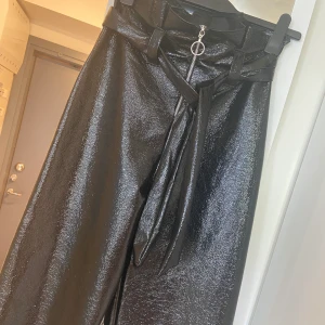 Latexbyxor - Ursnygga vida skinn/latexbyxor till salu från Prettylittlething. Aldrig använda och man får sååå snygg figur i dom, perfekta till fest! Köpare står för frakt