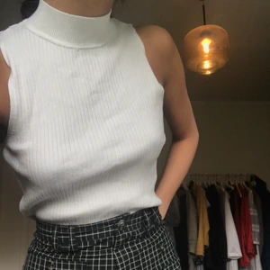 kort topp med låg polokrage - vit ärmlös ribbad topp med låg polokrage. superfin men endast att använd 1 gång eftersom jag upplever att den inte smickrar mig