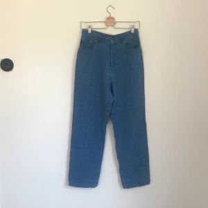 Ralph Lauren byxor - Äkta Ralph Lauren byxor, ser ut som jeans men är 100% linne. Så himla fina och bekväma. Höga i midjan och de i dem sår de att de är en storlek 8 vilket jag skulle säga är som 36 eller en liten 38. Vintage men i superfint skick .Frakten ingår i priset🥰