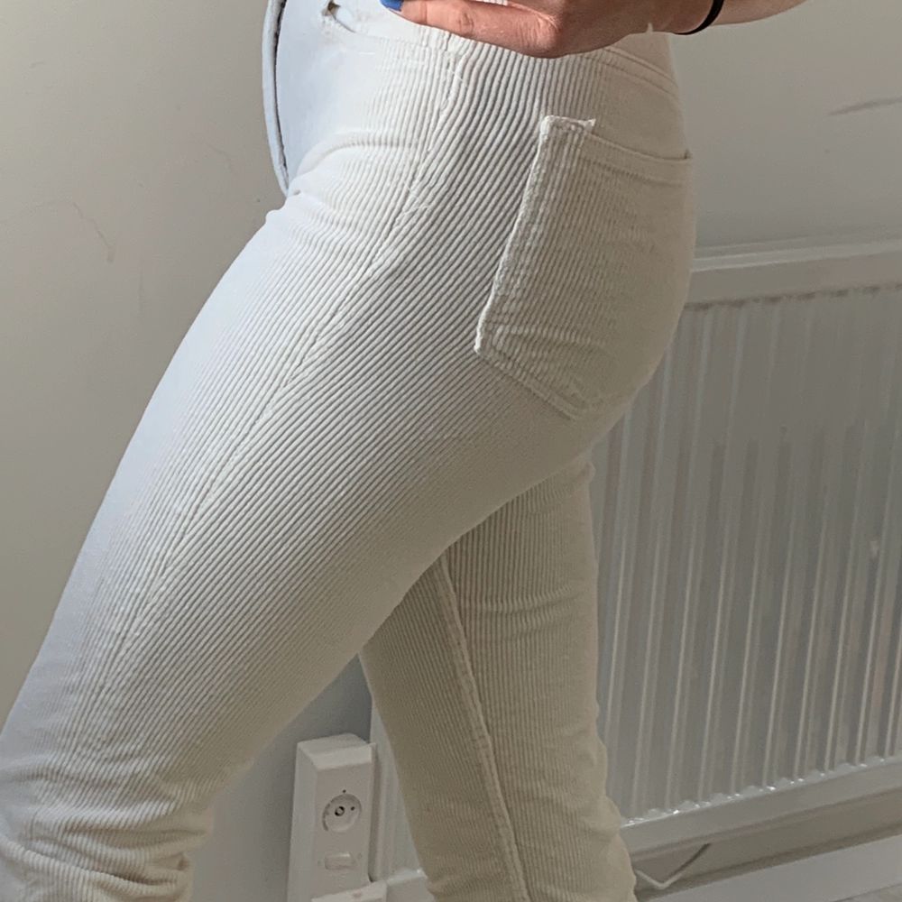 Säljer ett par skitfina vita manchesterbyxor som tyvärr också blivit för små...  Även dessa i topp kvalite! Köpare står för frakt och skriv vid ev frågor💕 (fläcken på första bilden är på spegeln och inte på byxorna!). Jeans & Byxor.