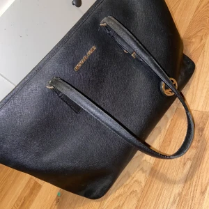 Michael kors väska  - Säljer min Mikael Kors väska, mycket använd men fortfarande i fint skick, lite slitna remmar. Därav billigt pris, prutat & klart! För fler bilder skriv.
