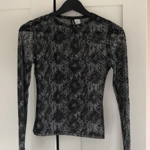 Merch tröja i orm mönster - Jättefin merch tröja med orm mönster, bra skick!