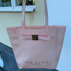 En väldigt snygg Ted Baker väska som jag säljer pga att den tyvär inte kommer till användning. Den har några små skråmor men det är inget som märks.😊 Kan antingen frakta eller möts i Uppsala. (Frakt ingår ej)