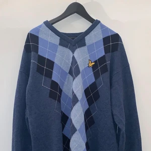 Stickad tröja strl M/L - Säljer denna tröja från Lyle & Scott Vintage🦋 150kr + spårbar frakt (63kr) eller högsta bud🌷 