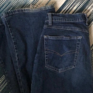 mörkblåa bootcut jeans - ett par mörkblåa bootcut jeans köpta på humana, det står att storleken är 44 men jag brukar vanligtvis ha ungefär 26 i weekday jeans och de är bara lite förstöra men knappt